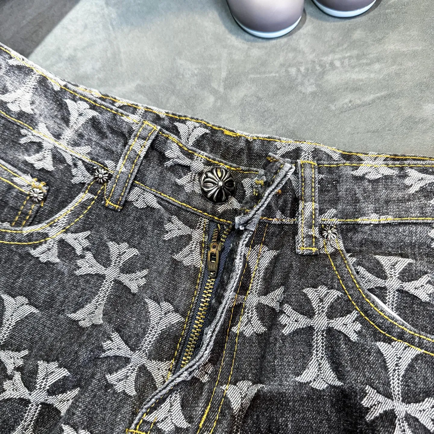P220 [Black] Chrome Hearts｜Chrome Hearts CH all-over jacquard bootcut jeans - the same style as those of Internet celebrities. Cross-printed jeans, with unique cross design elements and all-over printing, full of design. It is made of 100% denim cotton fabric with heavy coarse yarn count, which ensures a stiff and tough silhouette while being soft, comfortable and breathable. The lapel is designed with silver buttons and is full of texture.  The classic dark yellow cross logo is all over the pants. They are generous and full of personality without being exaggerated. They are perfect for spring and summer!    Custom hardware! Same style for couples!  The three standards are complete, and the non-market version of the same style for men and women is free to compare and the quality is absolutely guaranteed. Size: 28/30/32/34/36 (s-xxl) Waist: 72/77/82/87/92 Knee: 55/56.5/58/59.5/61 Pants length: 103.5/110.5/107.5/109.5/111.5